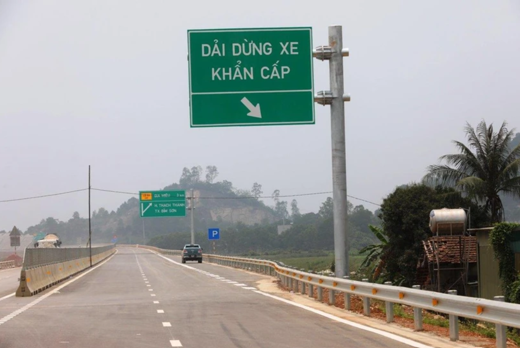 Hỏng xe giữa cao tốc đặt vật cảnh báo cách bao xa